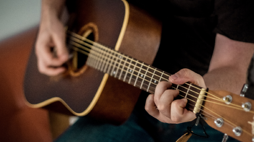 The 7 First Steps to Learn to Play the Guitar