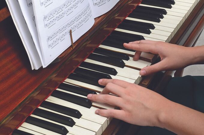 Learn How to Play the G Chord Piano