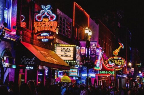 Visitors enjoying live music at a vibrant Nashville venue with local cuisine